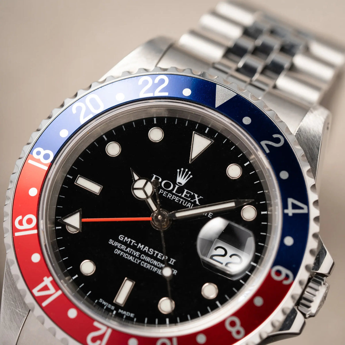 Detailaufnahme der Rolex GMT-Master II 16710 mit der blau-roten Pepsi-Lünette am Jubilee-Armband 