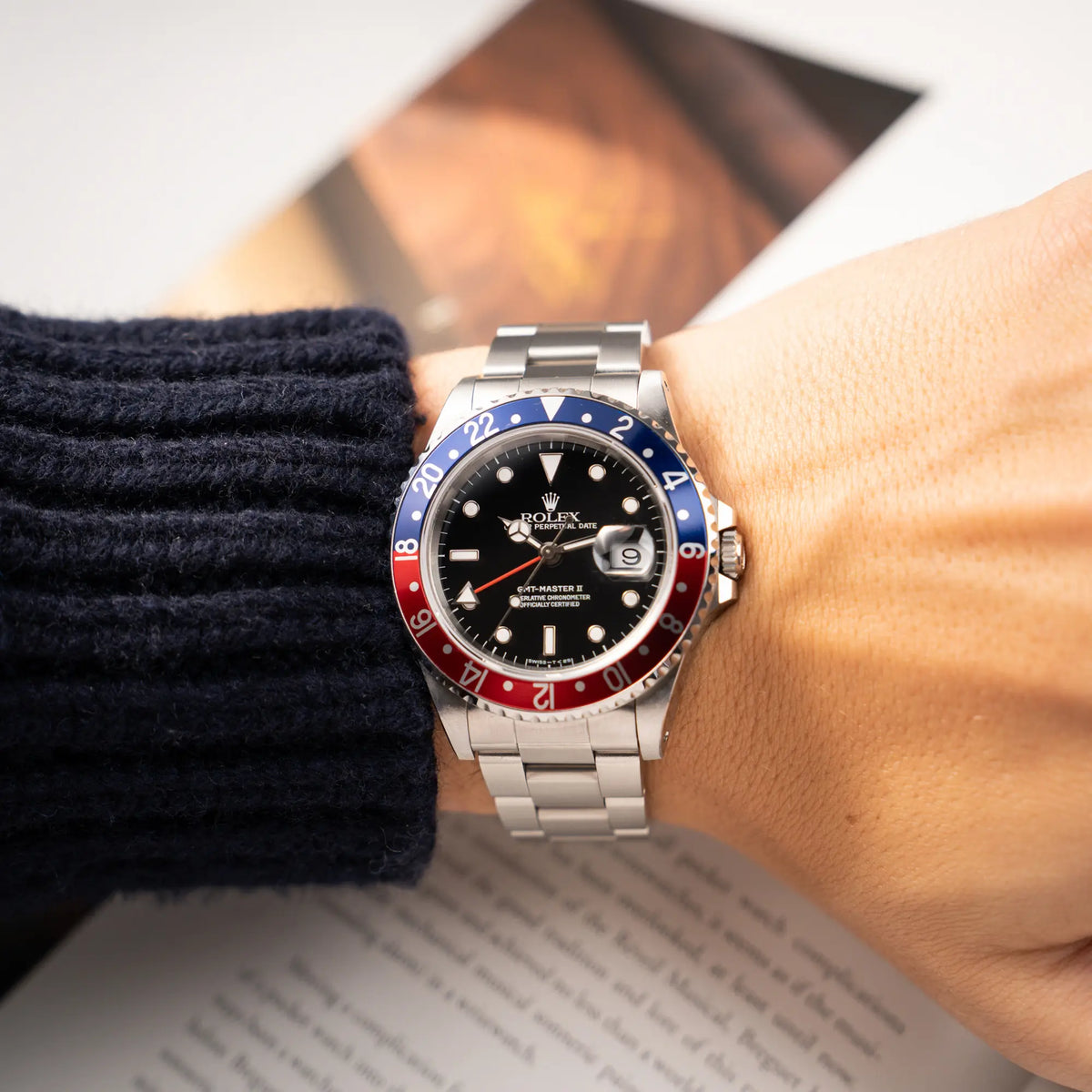 Wristshot mit der Rolex GMT Master 2 der Referenz 16710 aus der T-Serie mit blau-roter Pepsi-Lünette