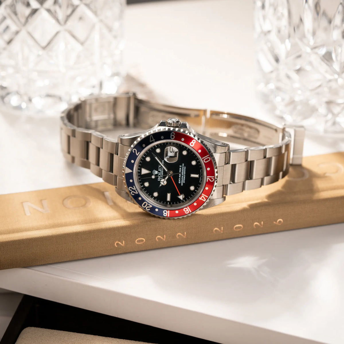 Seitlich auf dem Uhrengehäuse liegende Rolex GMT Master 2 der Referenz 16710 aus der T-Serie mit blau-roter Pepsi-Lünette