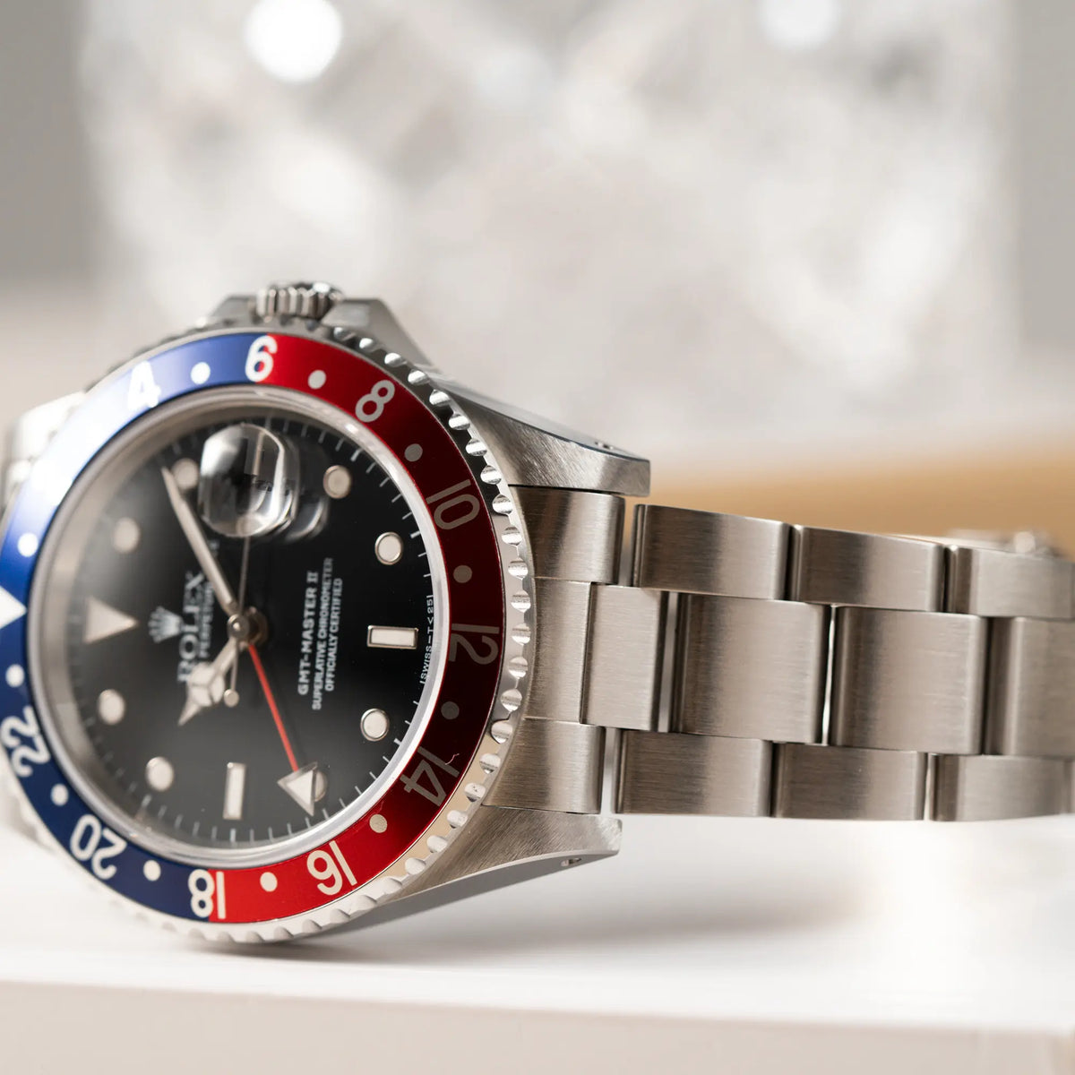 Detailaufnahme der Rolex GMT Master 2 der Referenz 16710 aus der T-Serie mit blau-roter Pepsi-Lünette mit Fokus auf den unteren Bandanstoß