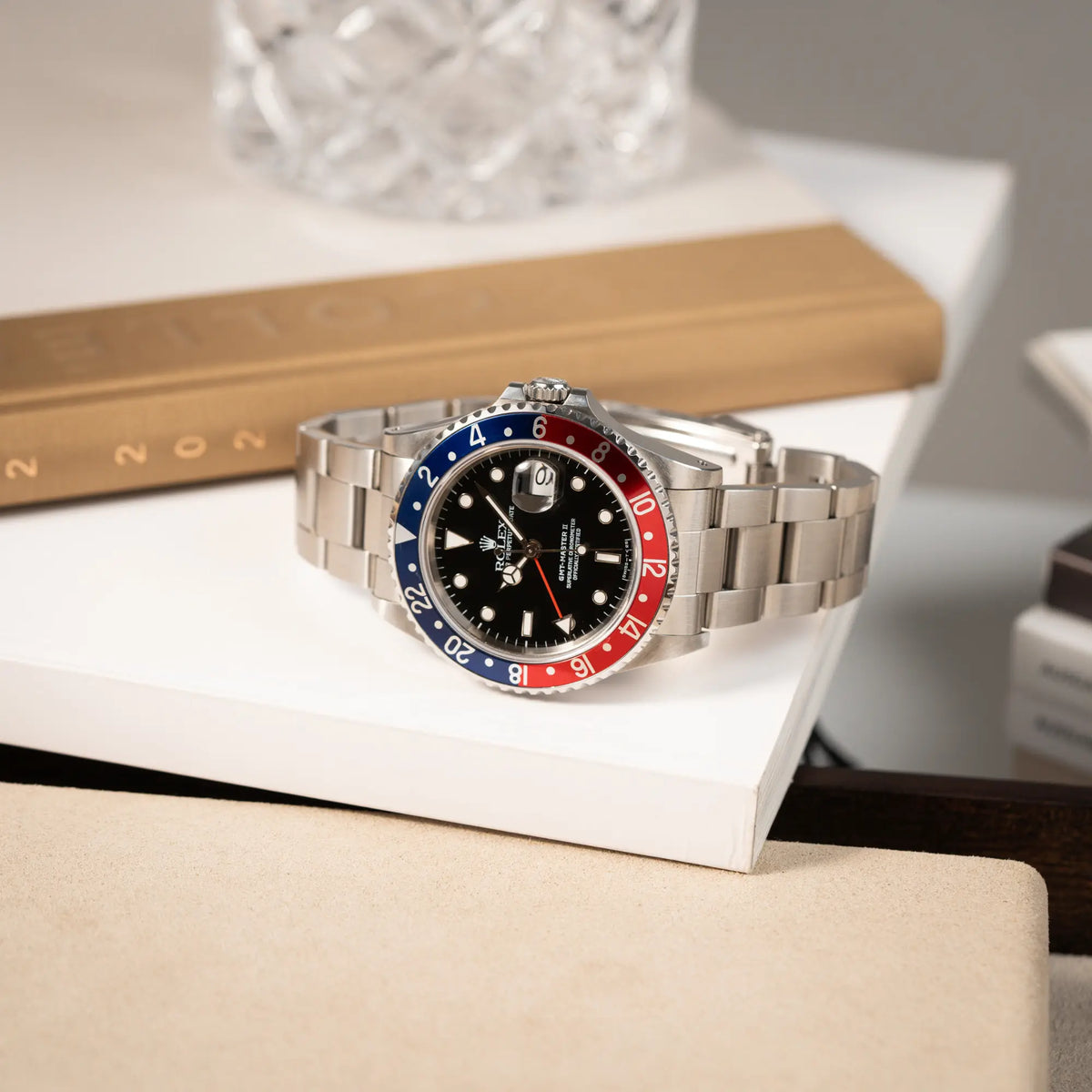 Produktfotografie als Titelbild für die Rolex GMT Master 2 der Referenz 16710 aus der T-Serie mit blau-roter Pepsi-Lünette