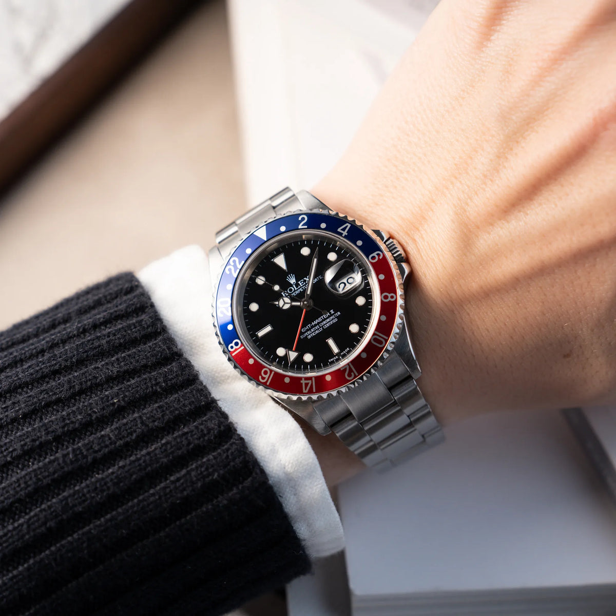 Wristshot mit der Rolex GMT-Master II 16710 aus 2007 mit blau-roter Pepsi-Lünette mit kräftigen Farben