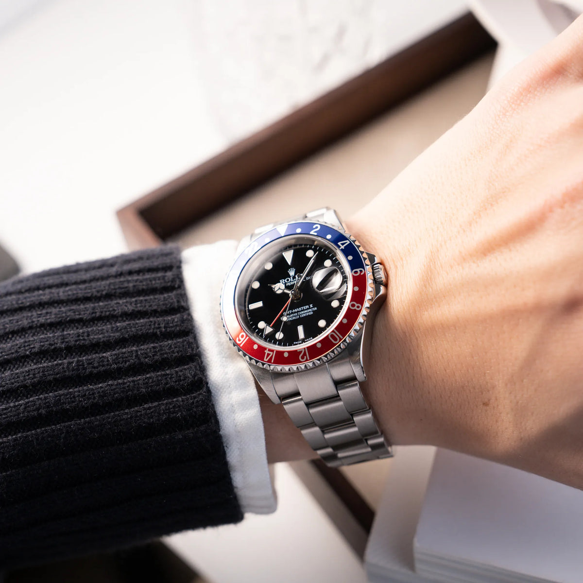 Wristhsot mit der Rolex GMT-Master II 16710 aus 2007 mit blau-roter Pepsi-Lünette mit kräftigen Farbtönen