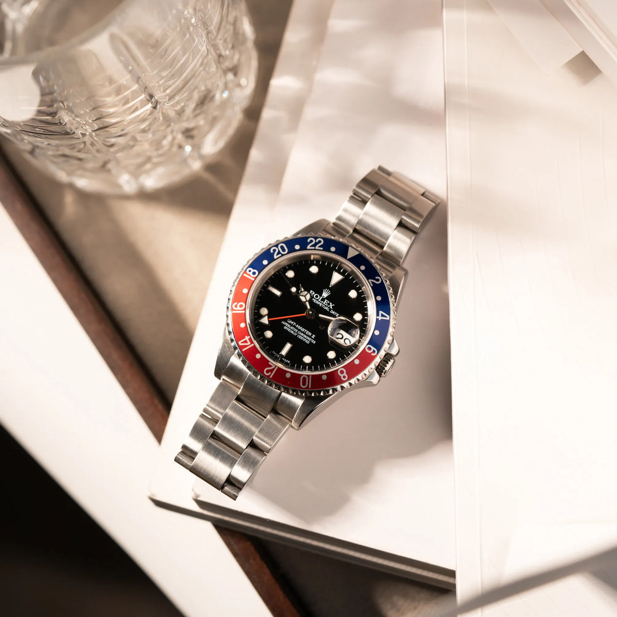 Produktfotografie der Rolex GMT-Master II 16710 aus 2007 mit blau-roter Pepsi-Lünette mit kräftigen Farbtönen