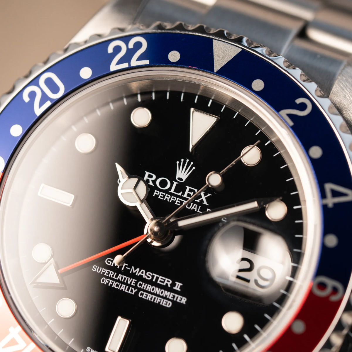 Detailaufnahme der Rolex GMT-Master II 16710 aus 2007 mit blau-roter Pepsi-Lünette mit kräftigen Farbtönen
