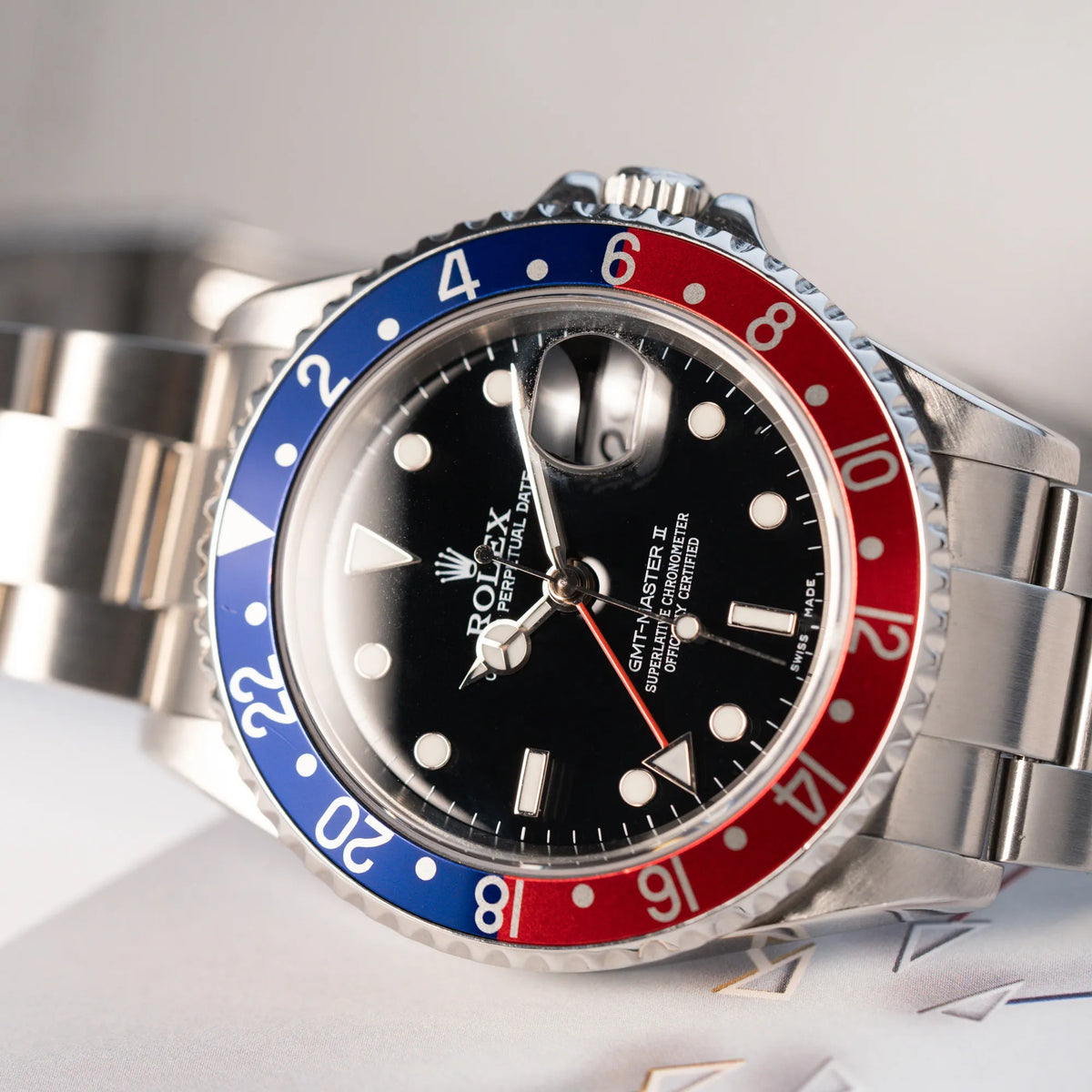 Detailaufnahme der Rolex GMT-Master II 16710 aus 2007 mit blau-roter Pepsi-Lünette mit kräftigen Farben
