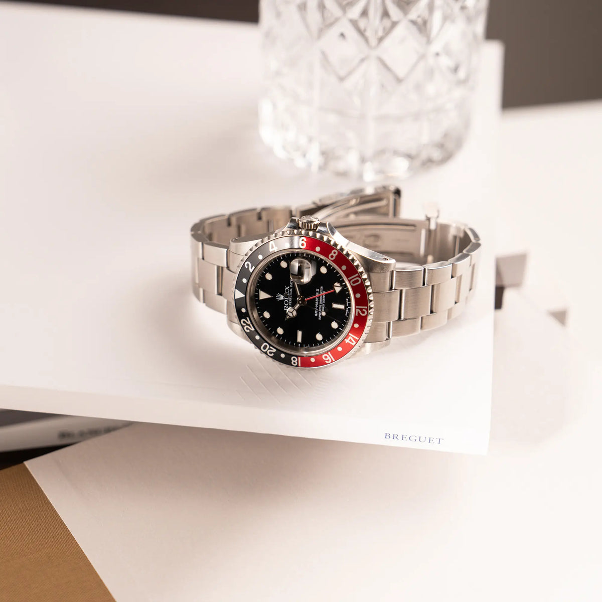 Produktfotografie der Rolex GMT-Master II 16710 in Edelstahl mit schwarz-roten "Coke" Lünetten-Inlay
