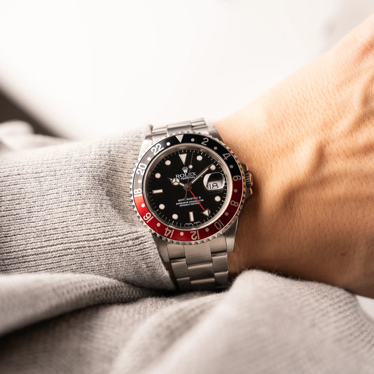 Wristshot mit der Rolex GMT-Master II 16710 in Edelstahl mit schwarz-roten "Coke" Lünetten-Inlay am Handgelenk