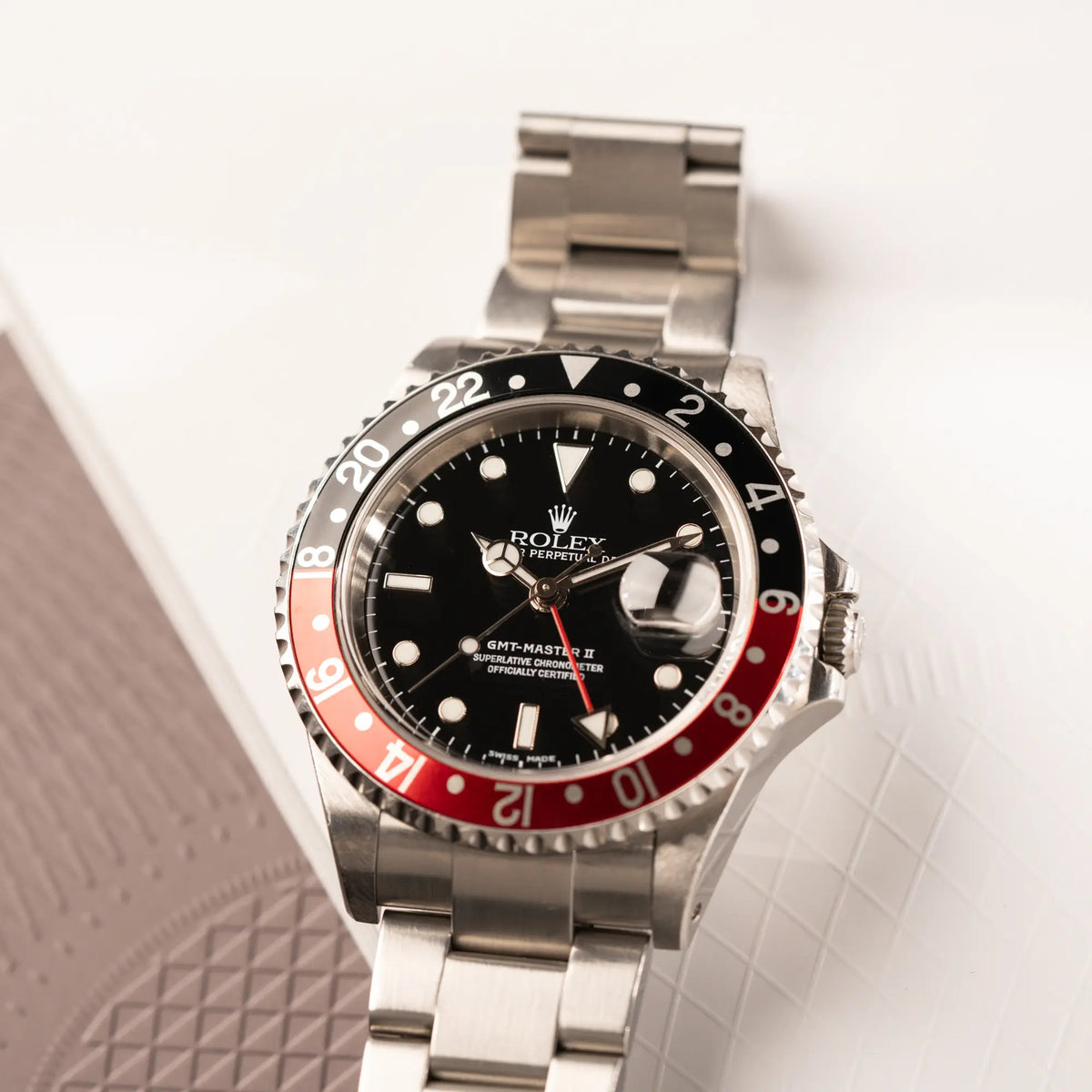 Detailaufnahme der Rolex GMT-Master II 16710 in Edelstahl mit schwarz-roten "Coke" Lünetten-Inlay