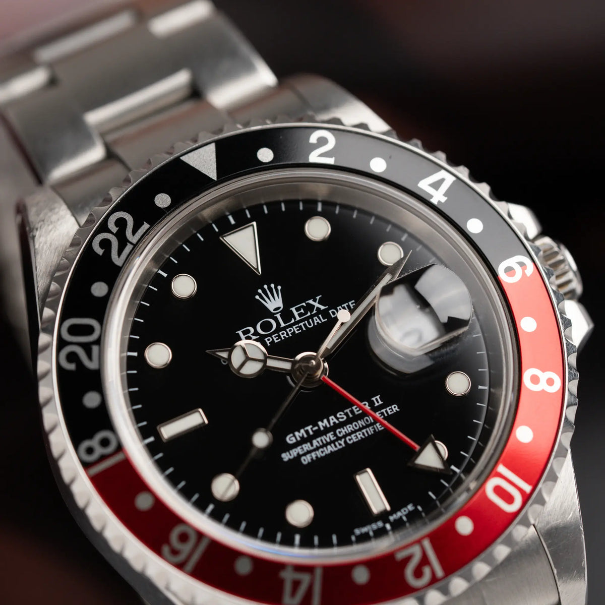 Makroaufnahme der Rolex GMT-Master II 16710 in Edelstahl mit schwarz-roten "Coke" Lünetten-Inlay