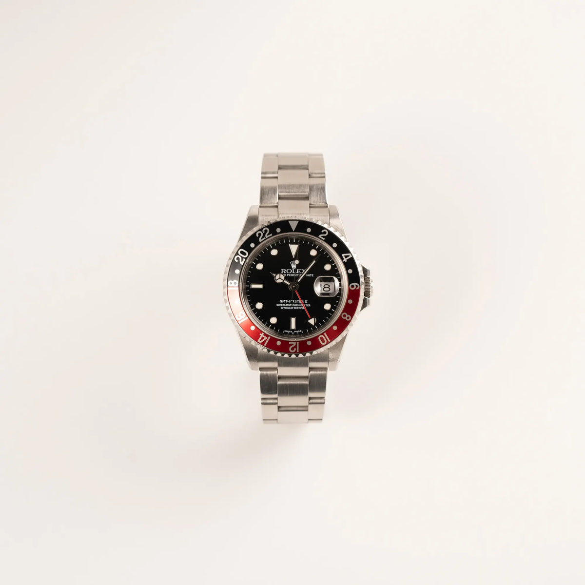 Frontale Ansicht der Rolex GMT-Master II 16710 in Edelstahl mit schwarz-roten "Coke" Lünetten-Inlay