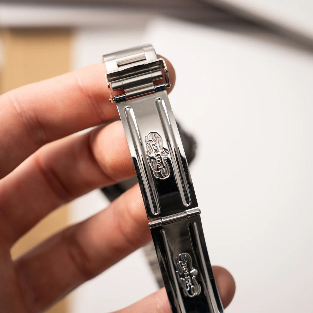Innerer Stempel der Schliesse der Rolex GMT-Master II der Referenz 16710 mit der schwarz-roten "Coke"-Lünette aus 2007 mit dem "No-Hole"-Uhrengehäuse
