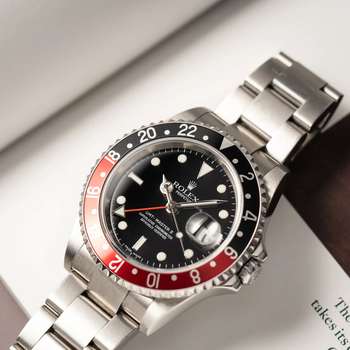 Detailaufnahme der Rolex GMT-Master II der Referenz 16710 mit der schwarz-roten "Coke"-Lünette aus 2007 mit dem "No-Hole"-Uhrengehäuse