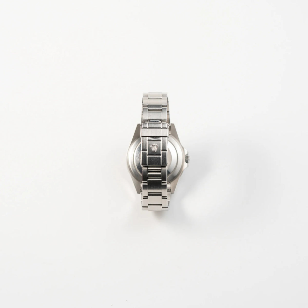 Blick auf die Oyster-Stahl-Faltschliesse der Rolex GMT-Master II der Referenz 16710 mit der schwarz-roten "Coke"-Lünette aus 2007 mit dem "No-Hole"-Uhrengehäuse