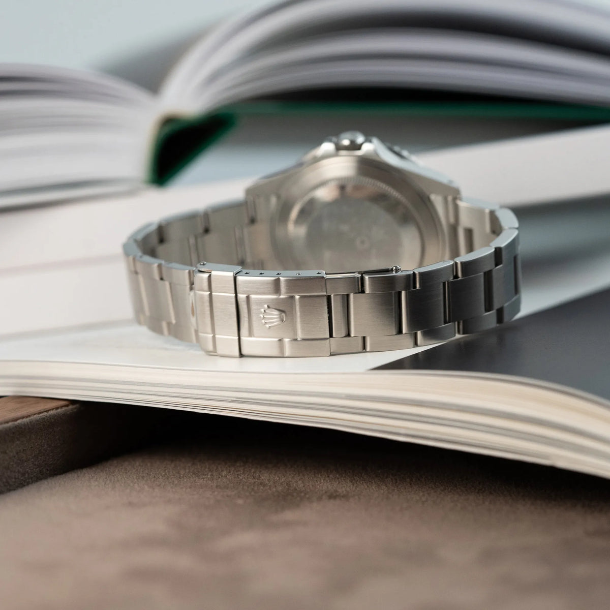 Produktfotografie der Rolex GMT-Master 2 der Referenz 16710 mit der blau-roten Pepsi Lünette, die einen wunderschönen verblichenen Raspberry-Farbton zeigt das Oyster-Stahlband und die Schliesse