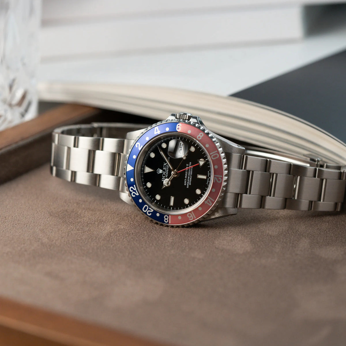 Produktfotografie Rolex GMT-Master 2 der Referenz 16710 mit der blau-roten Pepsi Lünette, die einen wunderschönen verblichenen Raspberry-Farbton