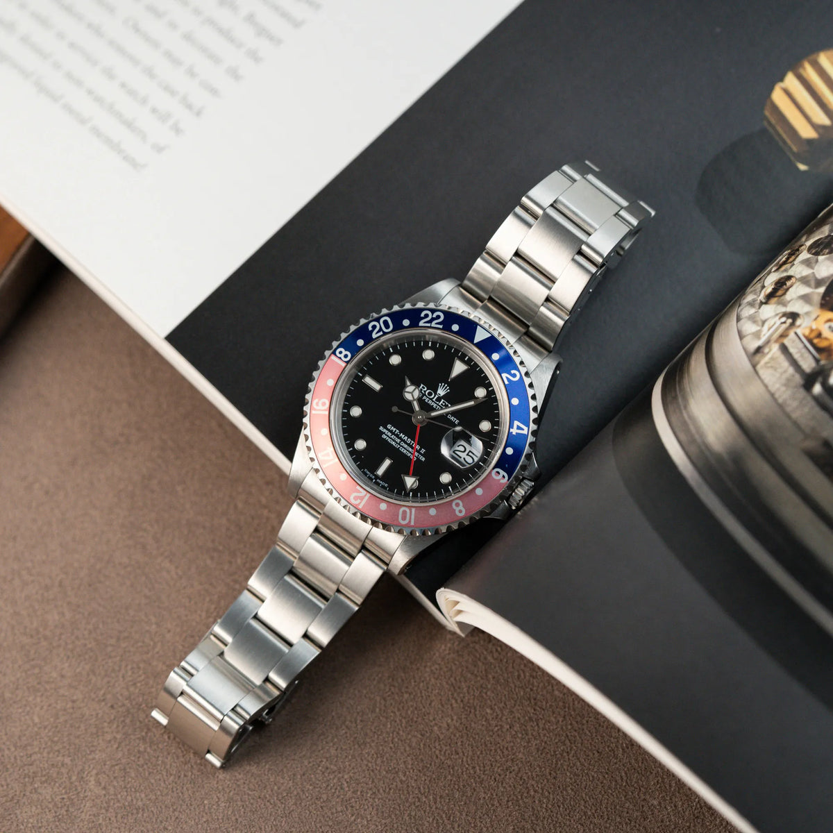 Produktfotografie der Rolex GMT-Master 2 der Referenz 16710 mit der blau-roten Pepsi Lünette, die einen wunderschönen verblichenen Raspberry-Farbton