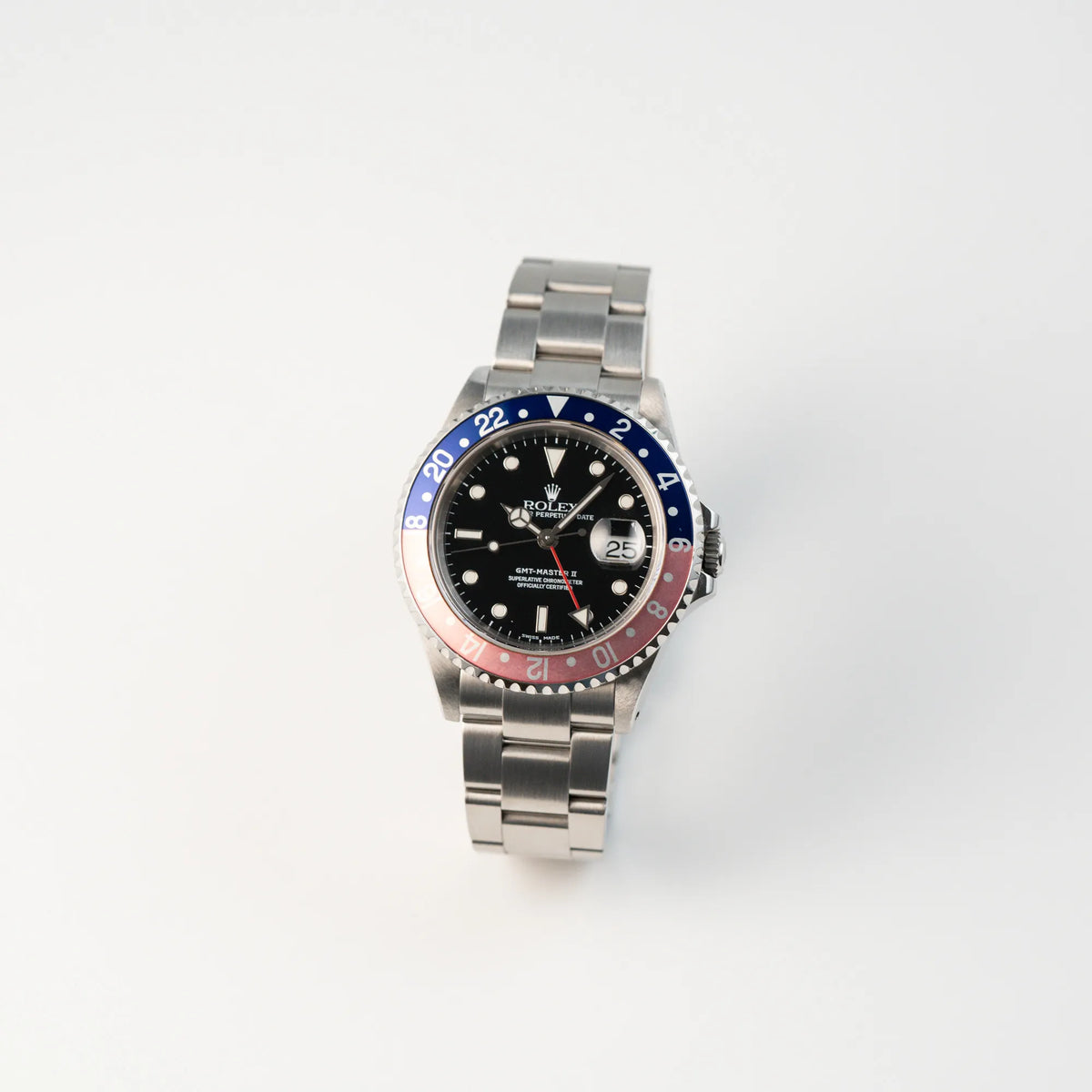 Leicht schräge Ansicht der Rolex GMT-Master 2 der Referenz 16710 mit der blau-roten Pepsi Lünette, die einen wunderschönen verblichenen Raspberry-Farbton