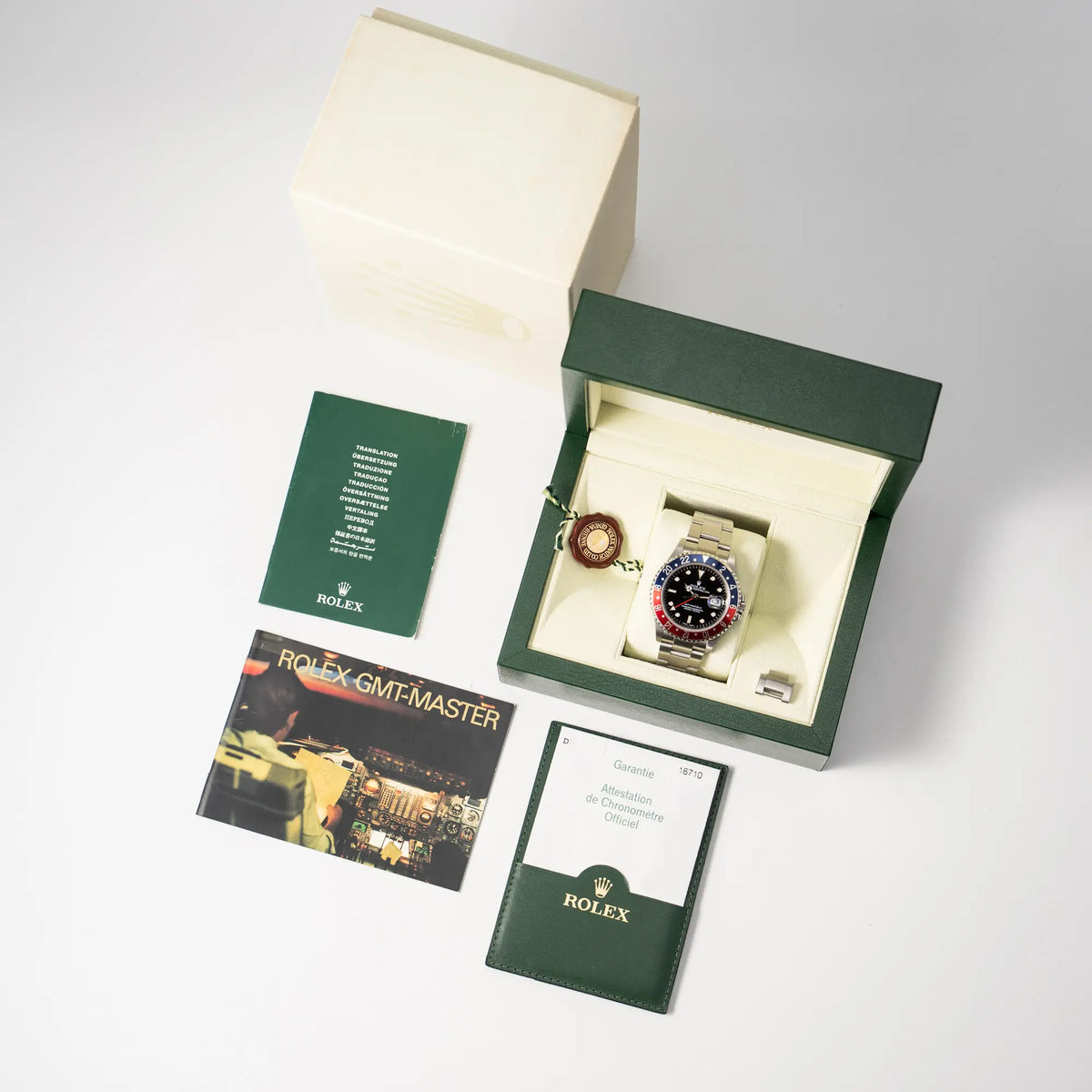Rolex GMT-Master II Pepsi der Referenz 16710  zusammen mit dem Lieferumfang, bestehend aus Box mit Umkarton, Booklets, original Papieren und Hangtag