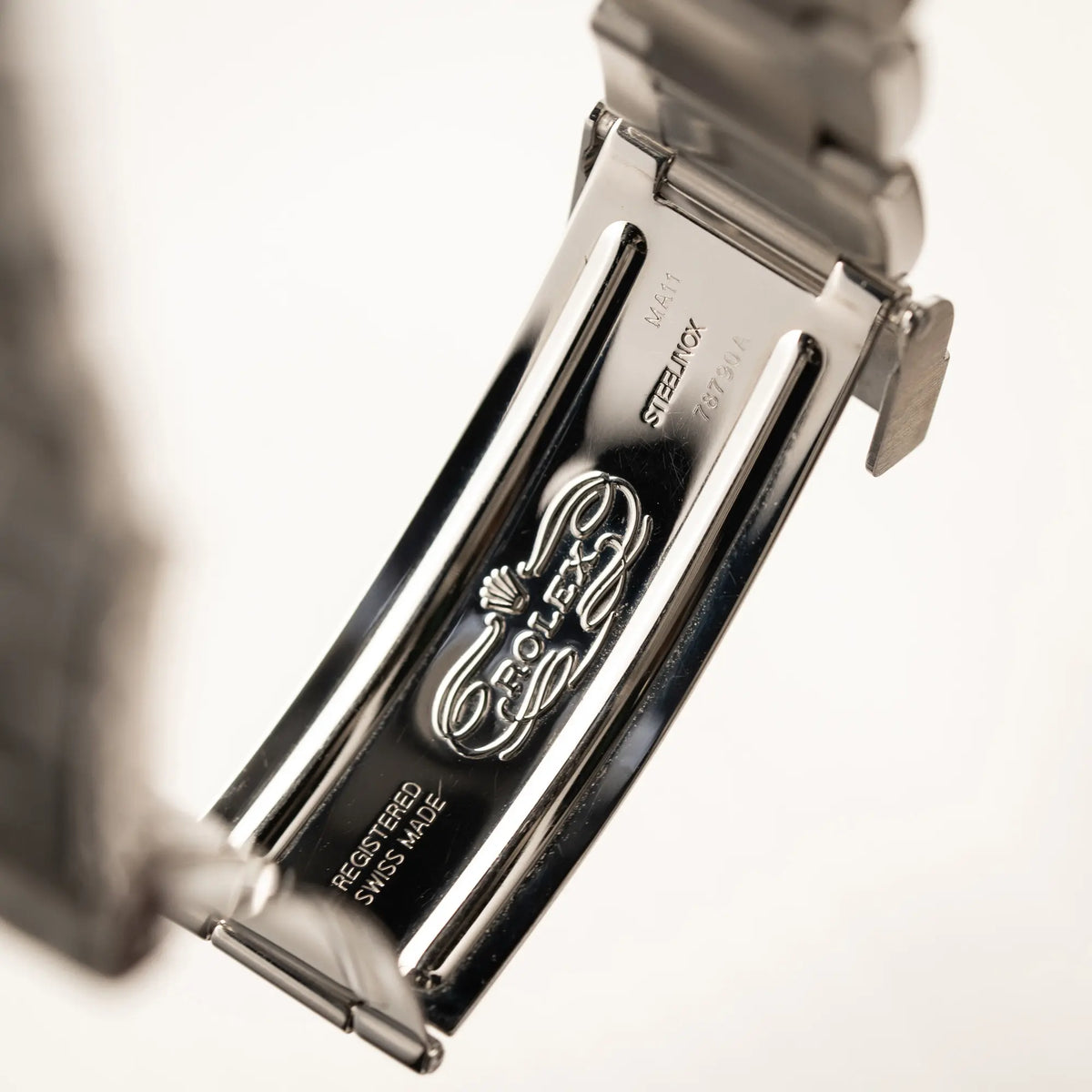 Klassisches Rolex Logo im Inneren der Oyster-Stahl-Faltschliesse der Rolex GMT-Master II Pepsi der Referenz 16710 mit der blau-roten Aluminium-Lünette
