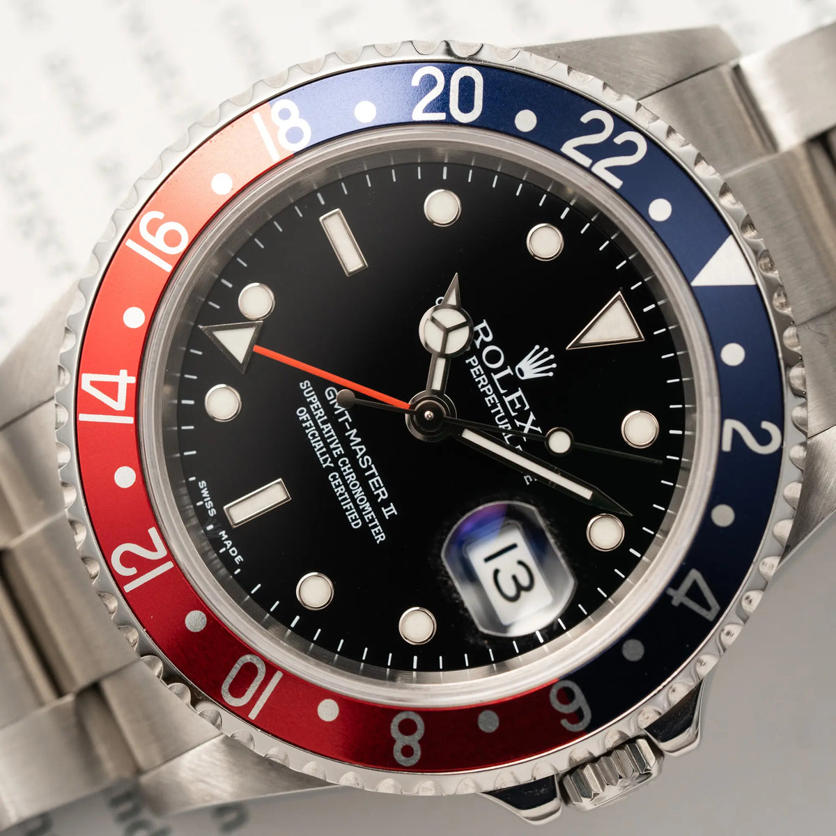 Detailaufnahme der Rolex GMT-Master II Pepsi der Referenz 16710 mit der blau-roten Aluminium-Lünette