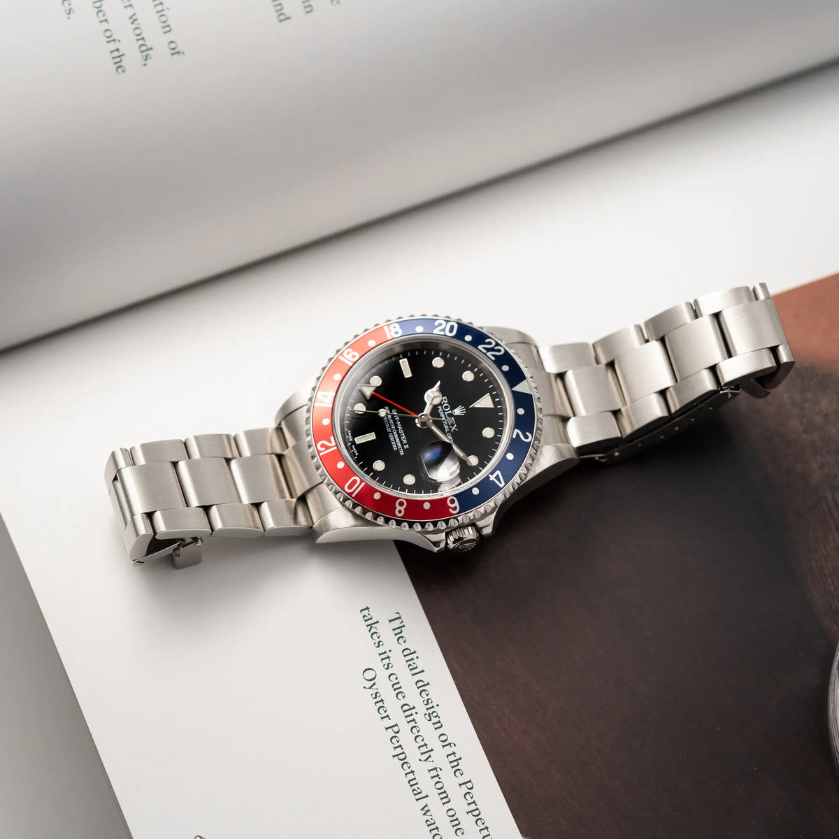 Produktfotografie als Titelbild für die Rolex GMT-Master II Pepsi der Referenz 16710 