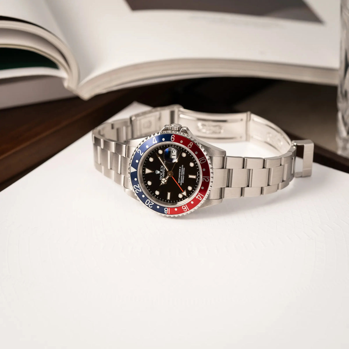 Produktfotografie der Rolex GMT-Master II Pepsi der Referenz 16710 mit der blau-roten Aluminium-Lünette