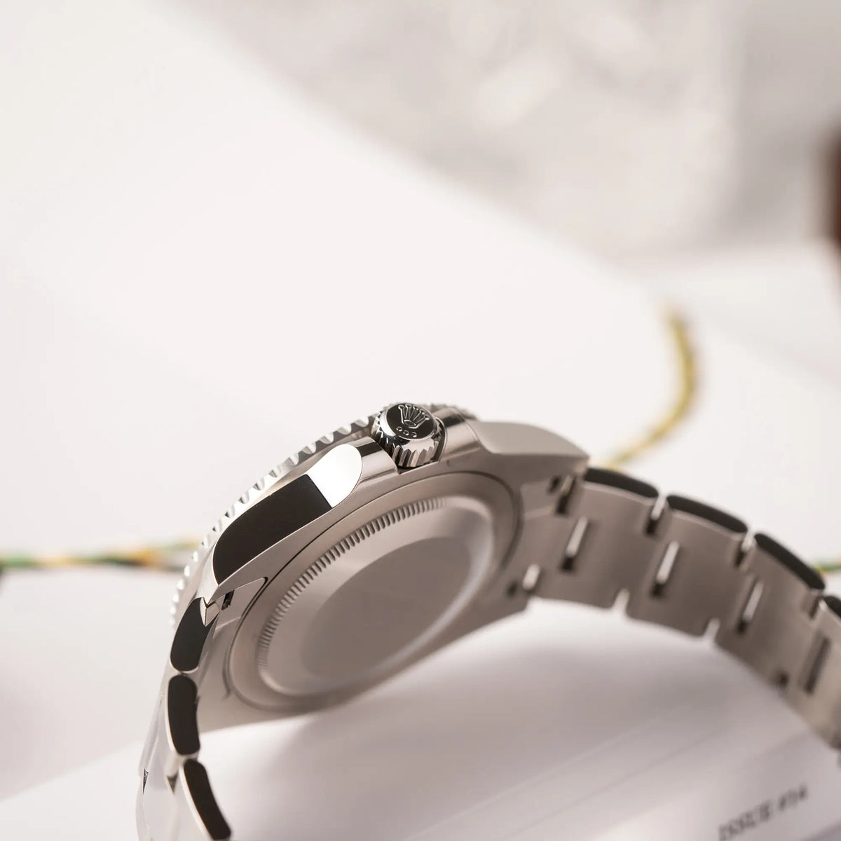 Seitliche Gehäuseflanke mit Blick auf die Aufzugskrone der Rolex GMT-Master II der Referenz 126720VTNR mit dem Nickname "Sprite" mit einer schwarz-grünen Keramik-Lünette am Oyster-Stahlband im neuwertigen Zustand, mit der Besonderheit der links liegenden Aufzugskrone, so dass Linkshänder die Uhr an der rechten Hand tragen können