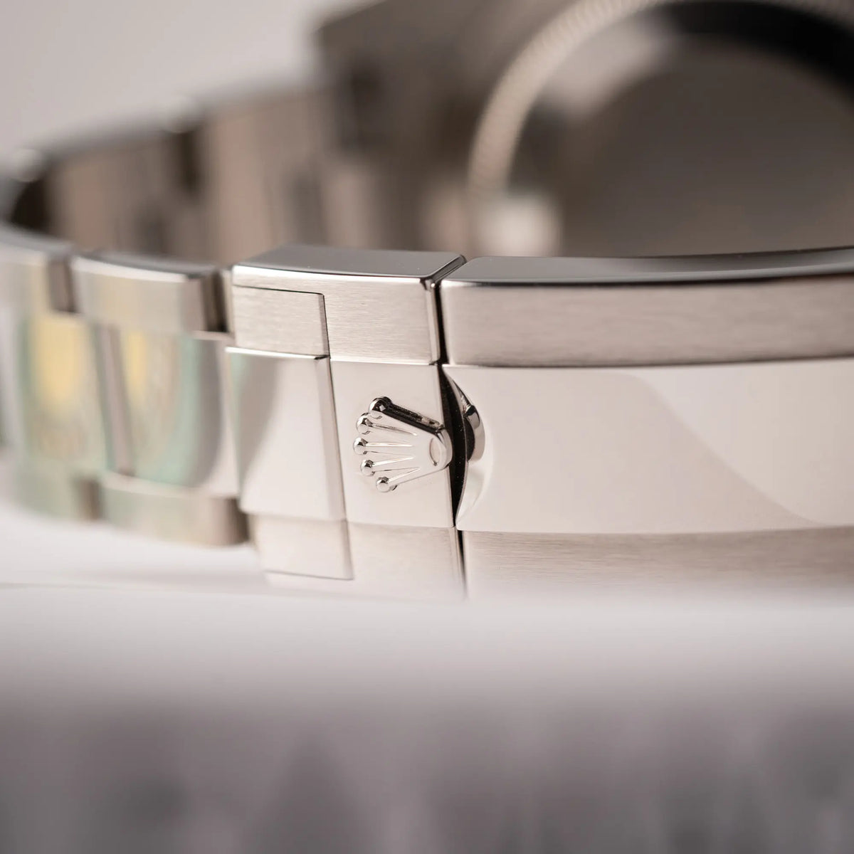Detailaufnahme der Oyster-Schliesse von der Rolex GMT-Master II der Referenz 126720VTNR mit dem Nickname "Sprite" mit einer schwarz-grünen Keramik-Lünette am Oyster-Stahlband im neuwertigen Zustand, mit der Besonderheit der links liegenden Aufzugskrone, so dass Linkshänder die Uhr an der rechten Hand tragen können