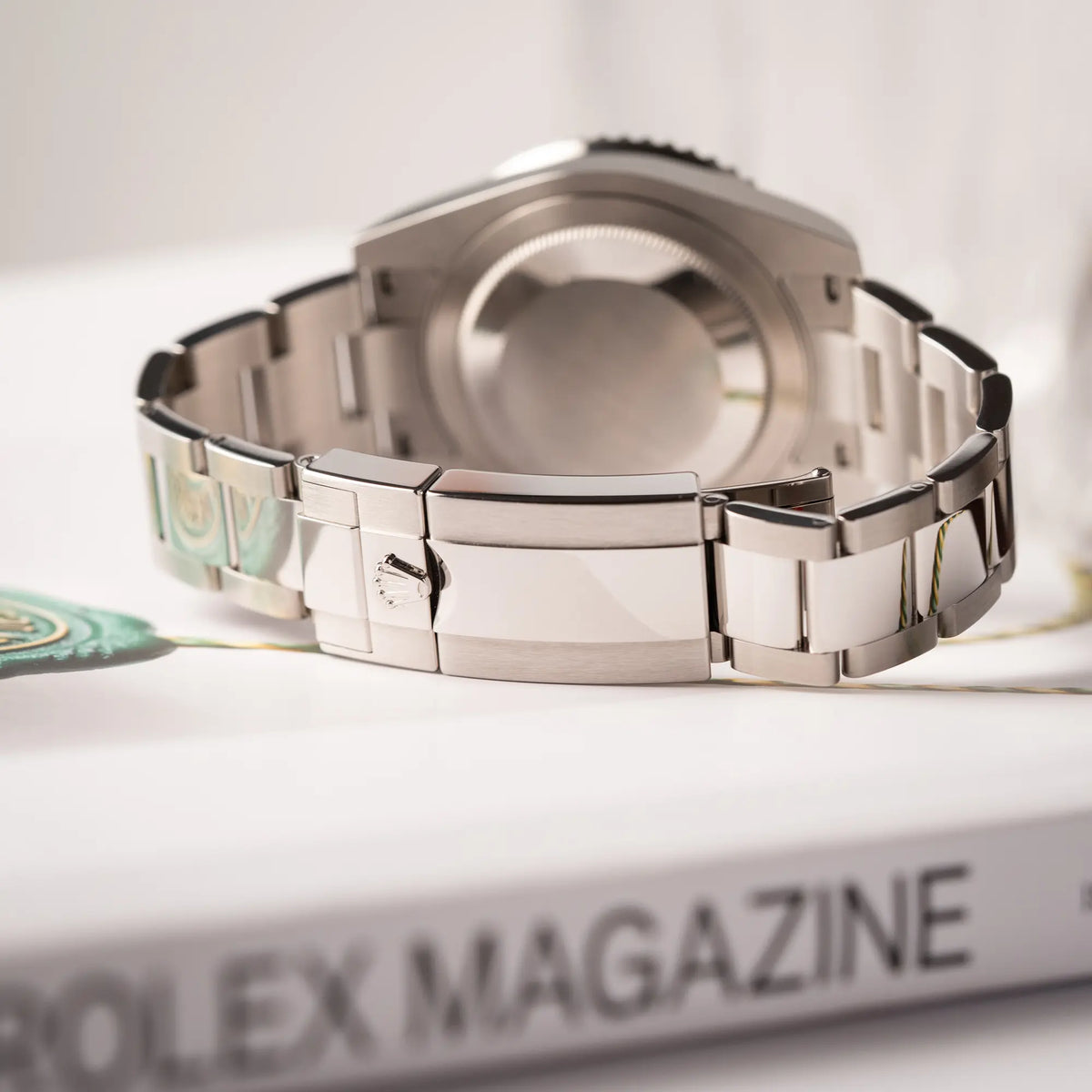 Oyster-Schliesse der Rolex GMT-Master II der Referenz 126720VTNR mit dem Nickname "Sprite" mit einer schwarz-grünen Keramik-Lünette am Oyster-Stahlband im neuwertigen Zustand, mit der Besonderheit der links liegenden Aufzugskrone, so dass Linkshänder die Uhr an der rechten Hand tragen können