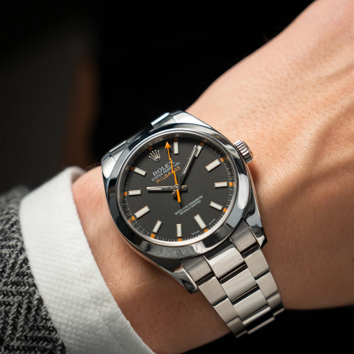 Wristshot mit der Rolex Milgauss der Referenz  116400 mit schwarzem Zifferblatt und orangen Akzenten