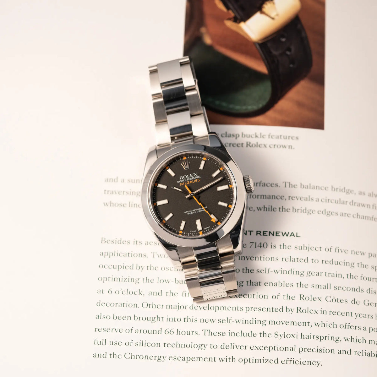 Produktfotografie der Rolex Milgauss der Referenz  116400 mit schwarzem Zifferblatt und orangen Akzenten