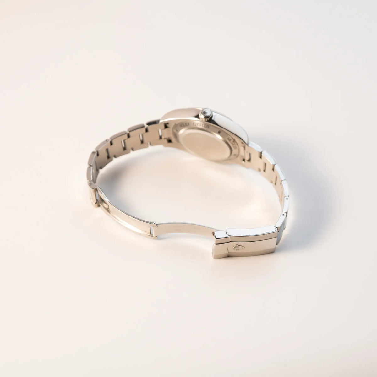 Geöffnete Faltschiesse am Oyster-Stahlband der Rolex Milgauss der Referenz  116400 mit schwarzem Zifferblatt und orangen Akzenten