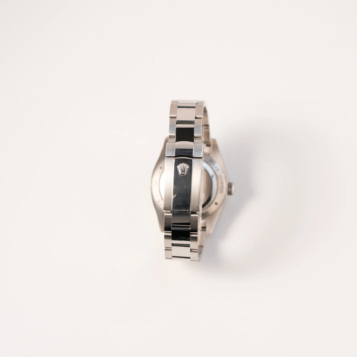 Blick auf das Oyster-Stahlband mit Faltschliesse, bi dem die Mittelglieder poliert wurden, der Rolex Milgauss der Referenz  116400 mit schwarzem Zifferblatt und orangen Akzenten