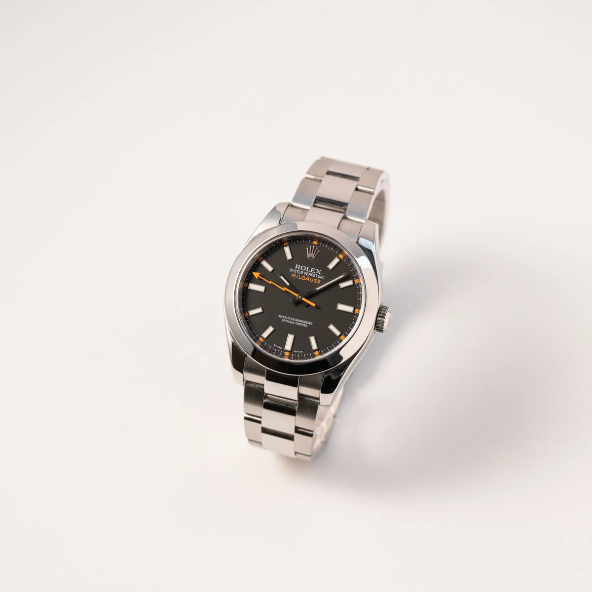 Leicht schräge Ansicht der Rolex Milgauss der Referenz  116400 mit schwarzem Zifferblatt und orangen Akzenten
