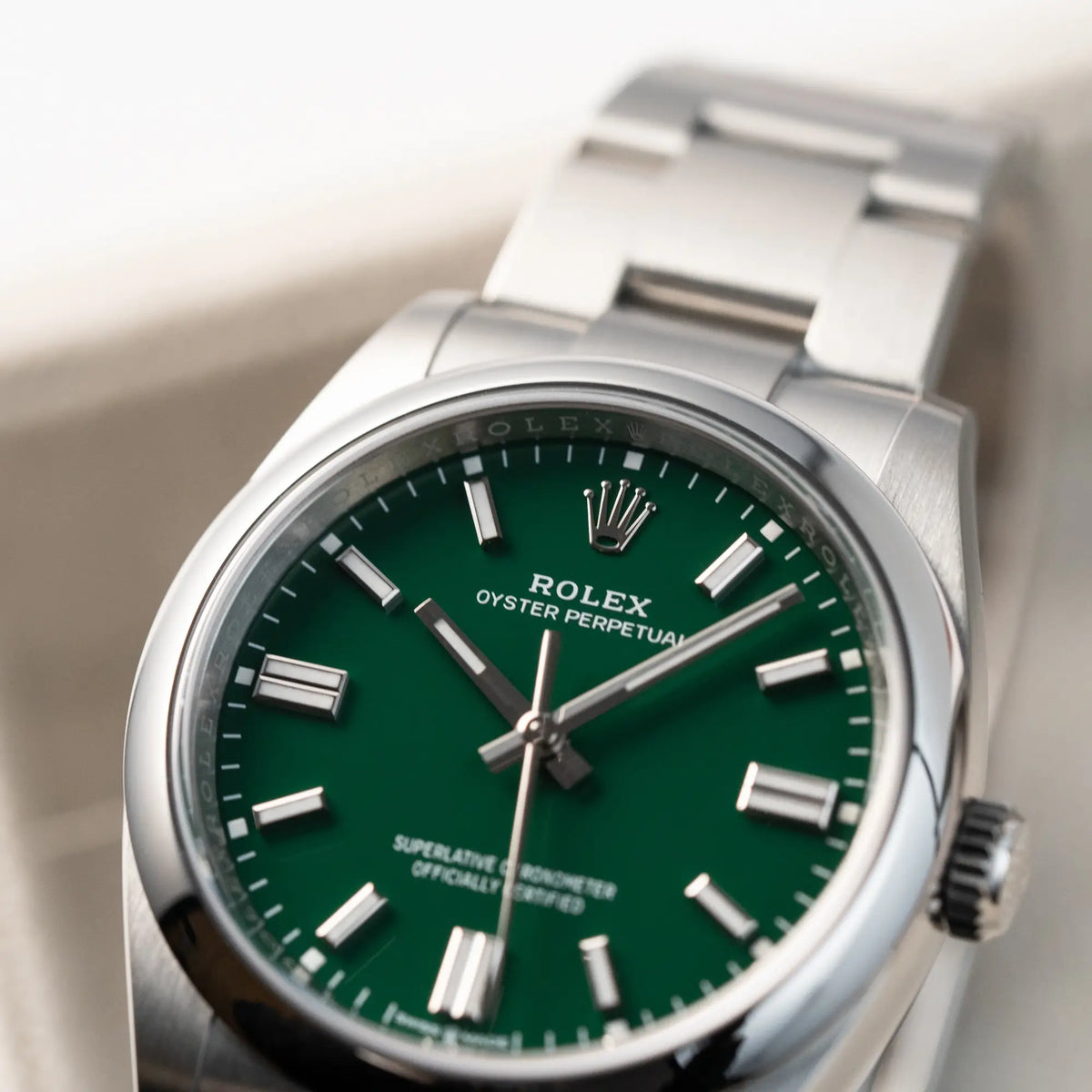 Detailaufnahme von der Rolex Oyster Perpetual in 36mm mit dem grünen Zifferblatt