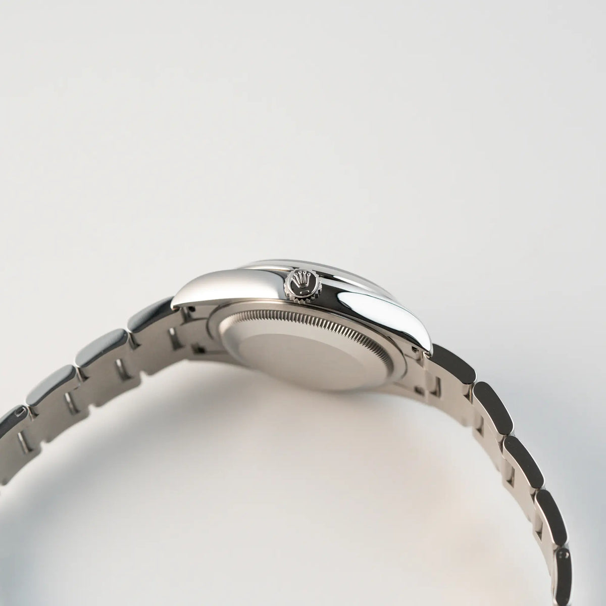 Seitliches Gehäuse der Rolex Oyster Perpetual in 36mm mit dem grünen Zifferblatt mit Blick auf die Aufzugskrone