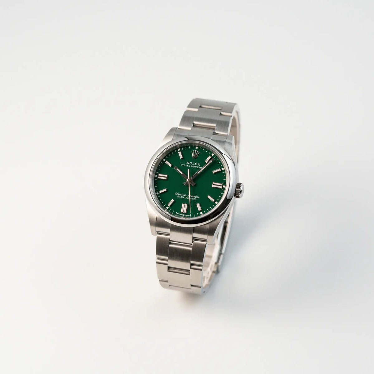 Leicht seitliche Ansicht der Rolex Oyster Perpetual in 36mm mit dem grünen Zifferblatt