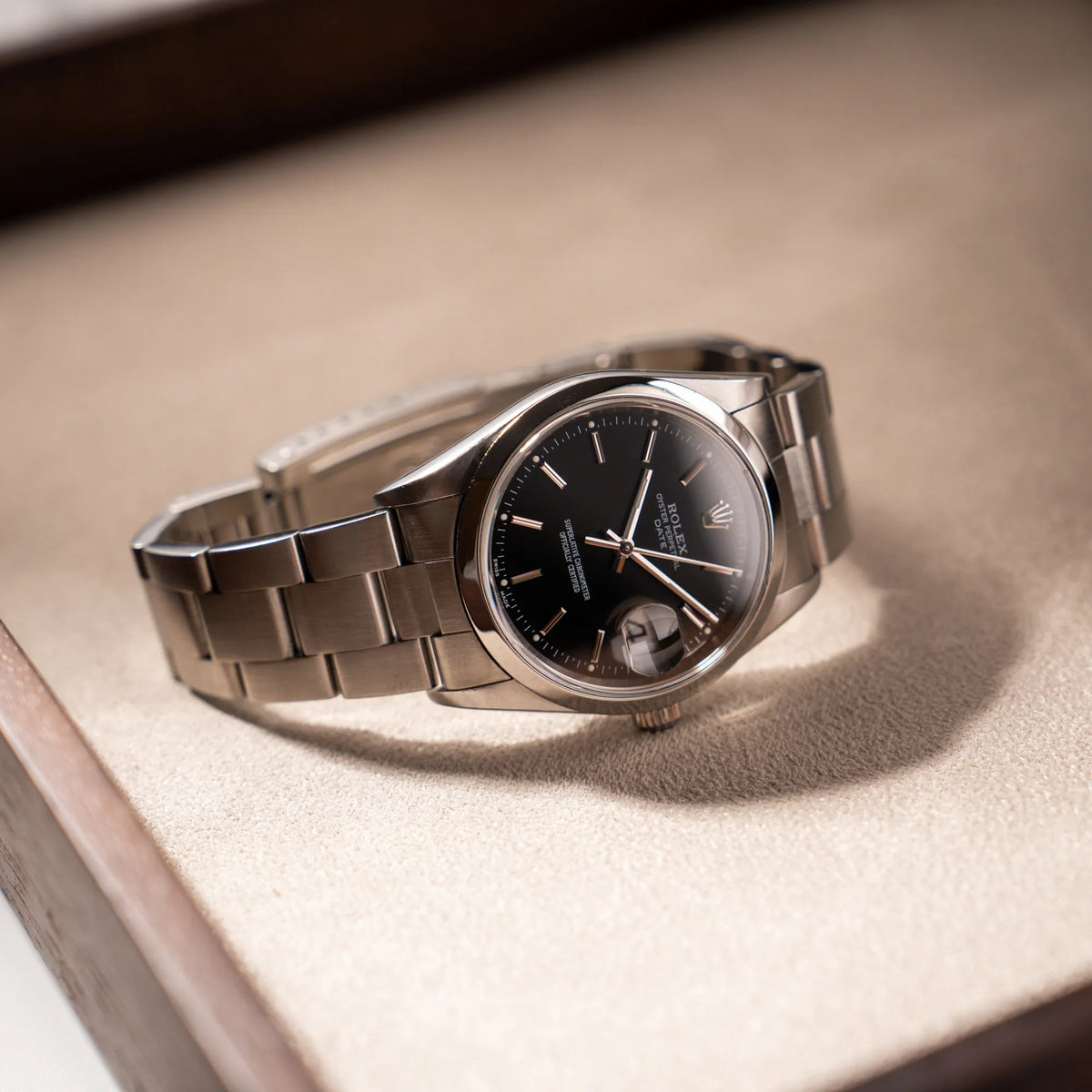 Titelbild der Rolex Oyster Perpetual 34 mit schwarzem Zifferblatt der Referenz 15200 mit glatter Lünette und 34mm Gehäusedurchmesser