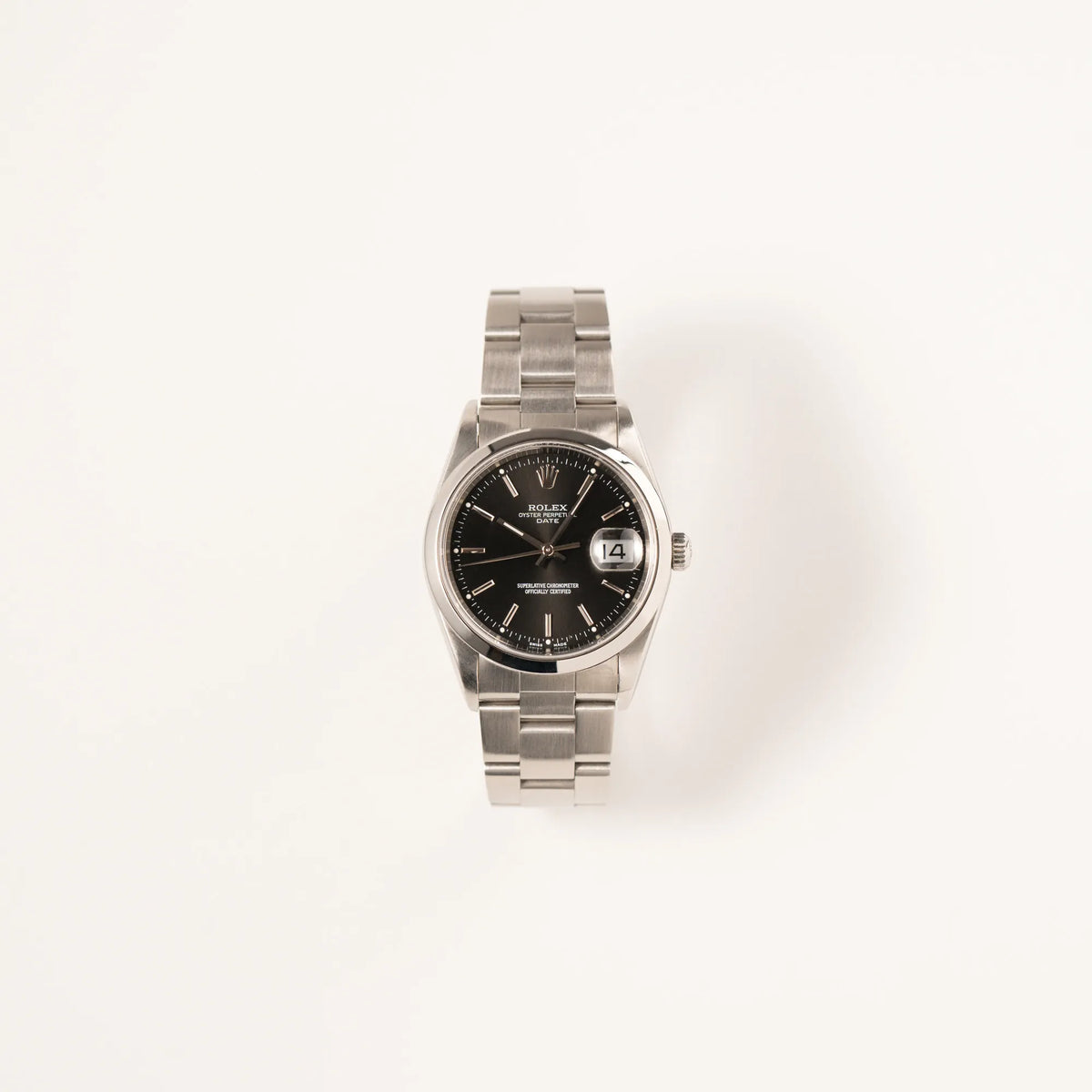 Frontale Ansicht der Rolex Oyster Perpetual 34 mit schwarzem Zifferblatt der Referenz 15200 mit glatter Lünette und 34mm Gehäusedurchmesser