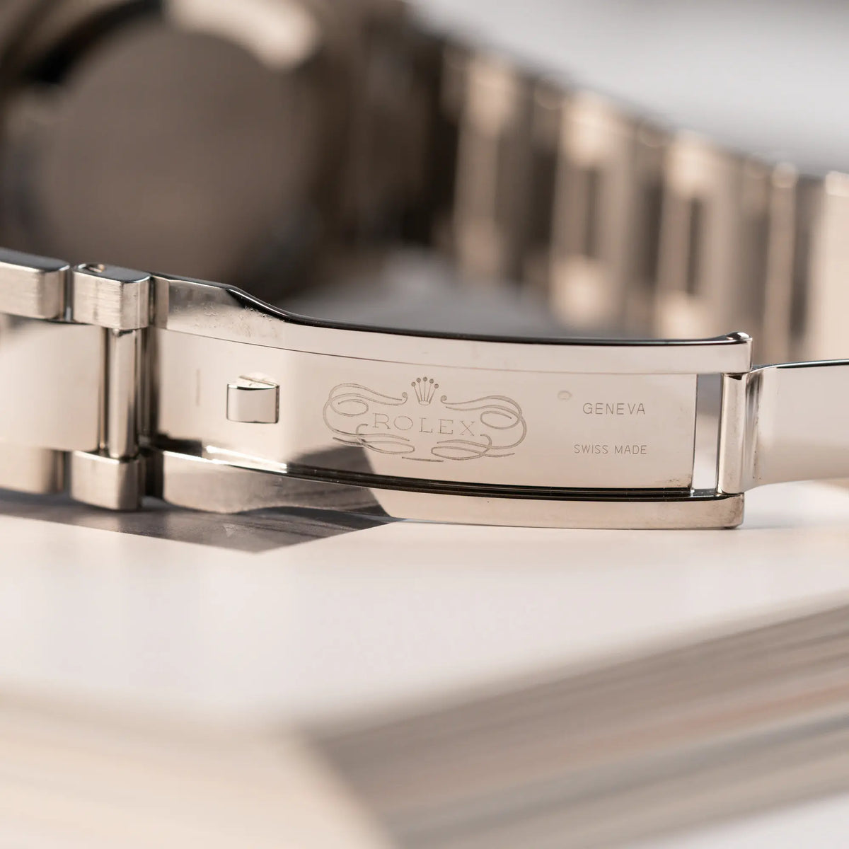 Detailaufnahme der Stempel im Inneren der geöffneten Faltschliesse von der Rolex Oyster Perpetual Date 34 der Referenz 115234 mit schwarzem Zifferblatt und der geriffelten Weißgold-Lünette 