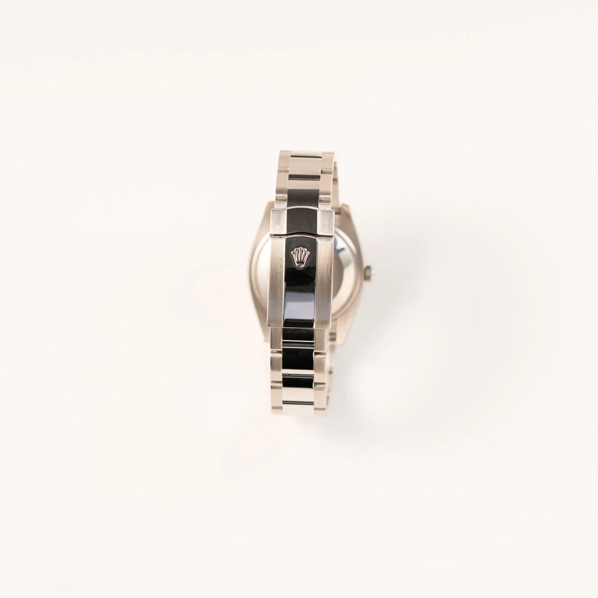 Blick auf die Oyster-Faltschliesse und das Oyster-Stahlband der Rolex Oyster Perpetual Date 34 der Referenz 115234 mit schwarzem Zifferblatt und der geriffelten Weißgold-Lünette 