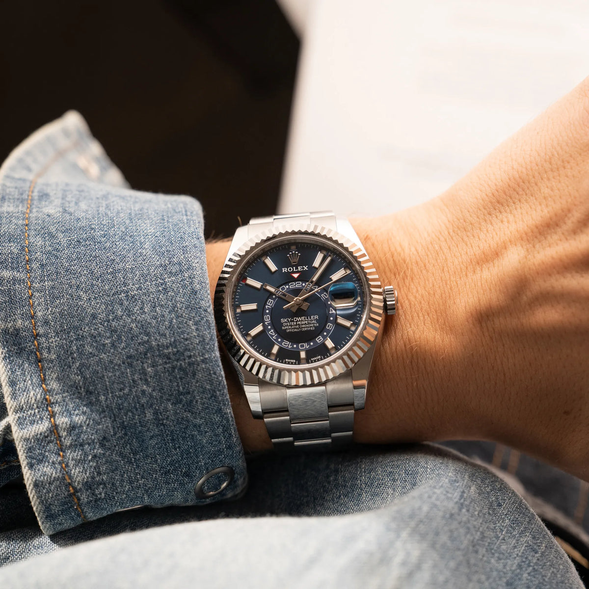 Wristshot mit dem Jahreskalender Rolex Sky-Dweller der Referenz 326934 mit blauem Zifferblatt am Oyster-Stahlband