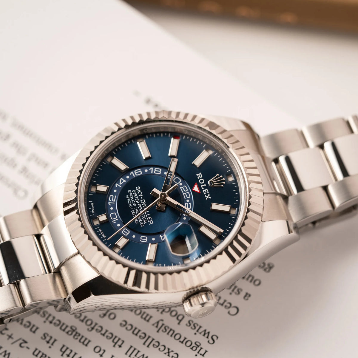 Produktfotografie zeigt das Uhrengehäuse des Jahreskalenders Rolex Sky-Dweller der Referenz 326934 mit blauem Zifferblatt am Oyster-Stahlband
