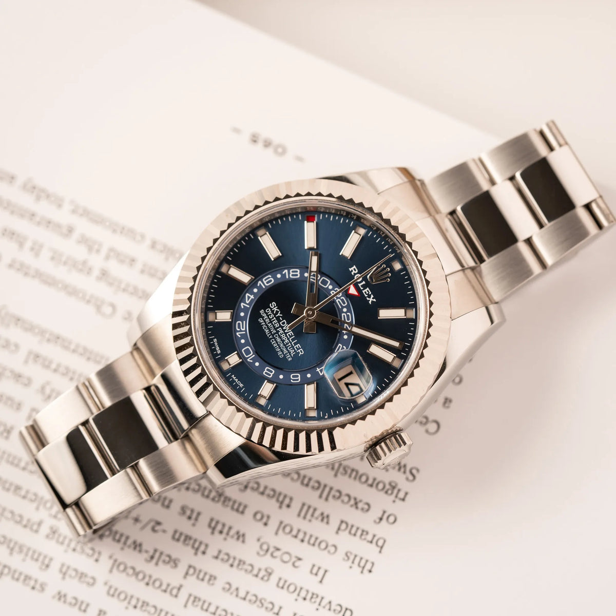 Produktfotografie als Titelbild des Jahreskalenders Rolex Sky-Dweller der Referenz 326934 mit blauem Zifferblatt am Oyster-Stahlband