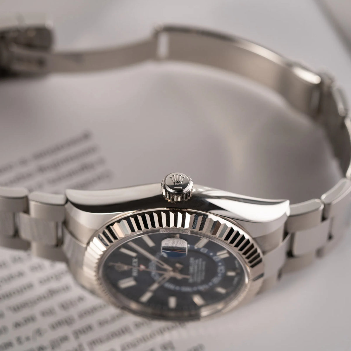 Detailaufnahme der Aufzugskrone des Jahreskalender Rolex Sky-Dweller der Referenz 326934 mit blauem Zifferblatt am Oyster-Stahlband