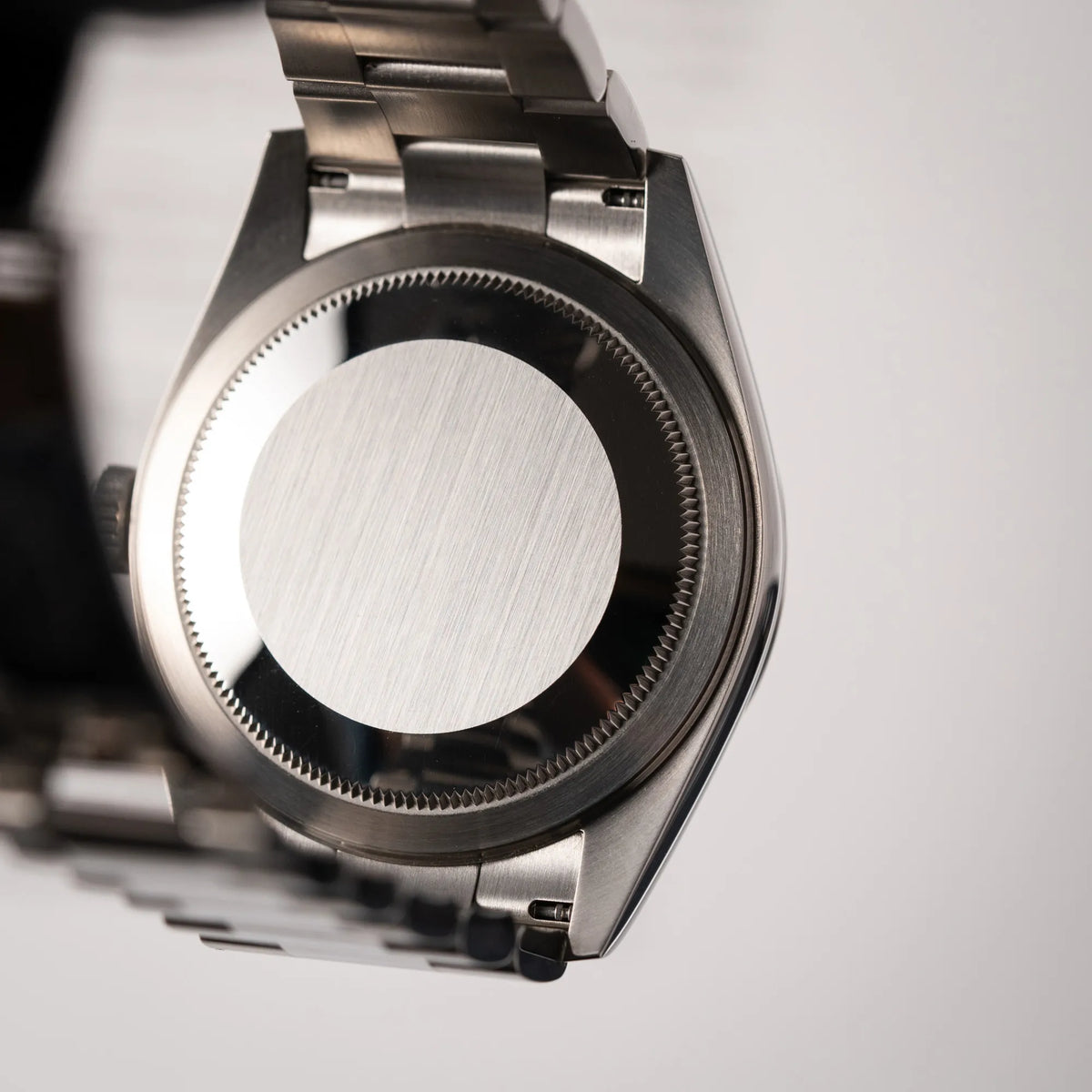 Gehäuseboden der Jahreskalender Rolex Sky-Dweller der Referenz 326934 mit blauem Zifferblatt am Oyster-Stahlband