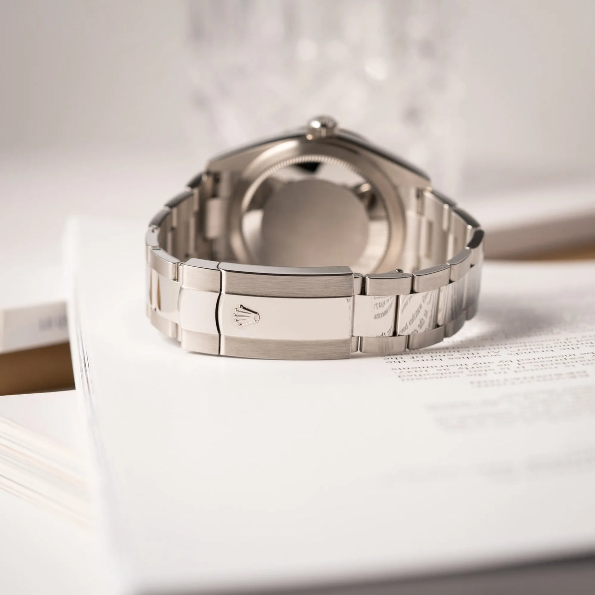 Produktfotografie zeigt die Oyster-Schliesse des Jahreskalenders Rolex Sky-Dweller der Referenz 326934 mit blauem Zifferblatt am Oyster-Stahlband