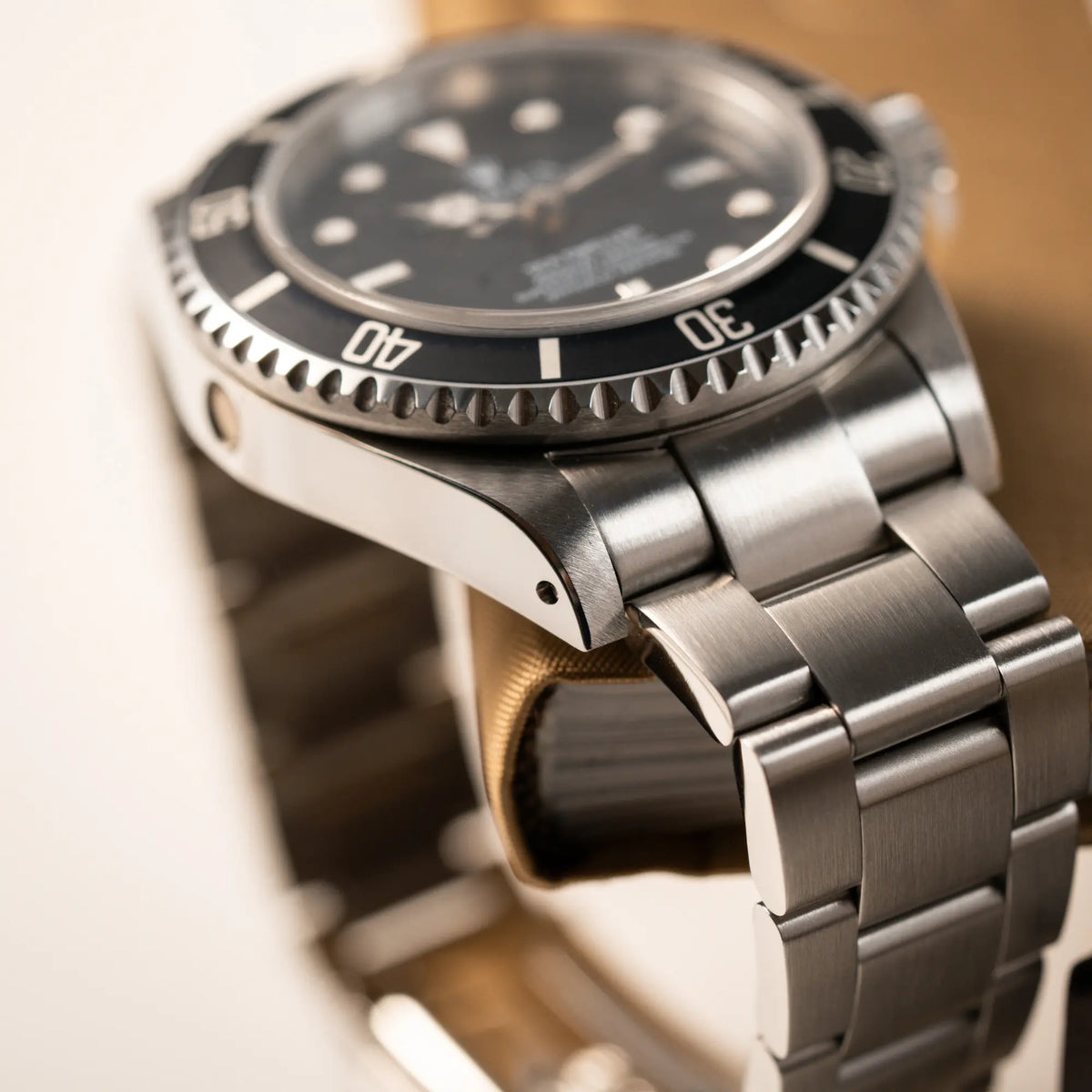 Detailaufnahme des unteren Bandanstoßes der Rolex Sea-Dweller 4000 der Referenz 16600 mit 40mm-Oyster-Gehäuse und schwarzer Aluminium-Lünetten-Inlay