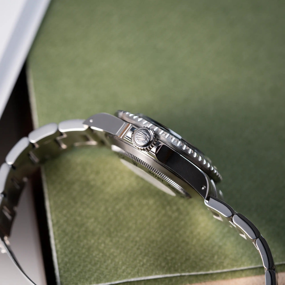 Produktfotografie der Rolex Sea-Dweller 4000 der Referenz 16600 mit 40mm-Oyster-Gehäuse und schwarzer Aluminium-Lünetten-Inlay zeigt die Aufzugskrone